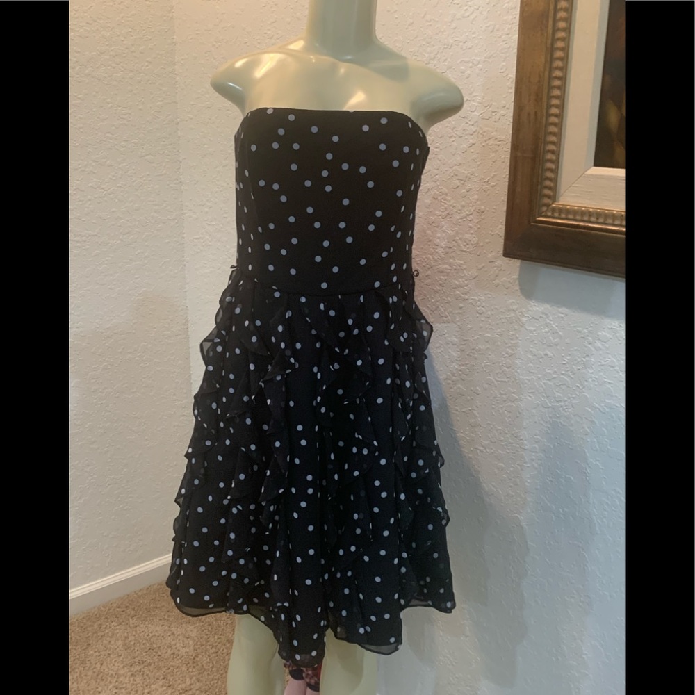 Gorgeous & feminine blk&white polka dot WHBM strapless cocktail dress. SZ. 6
